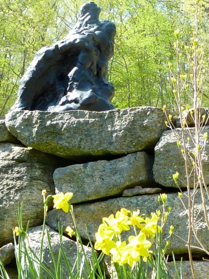 sculpture ’n daffodils