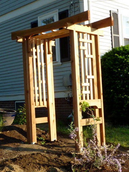 arbor just after it was installed, avec trellisy bits